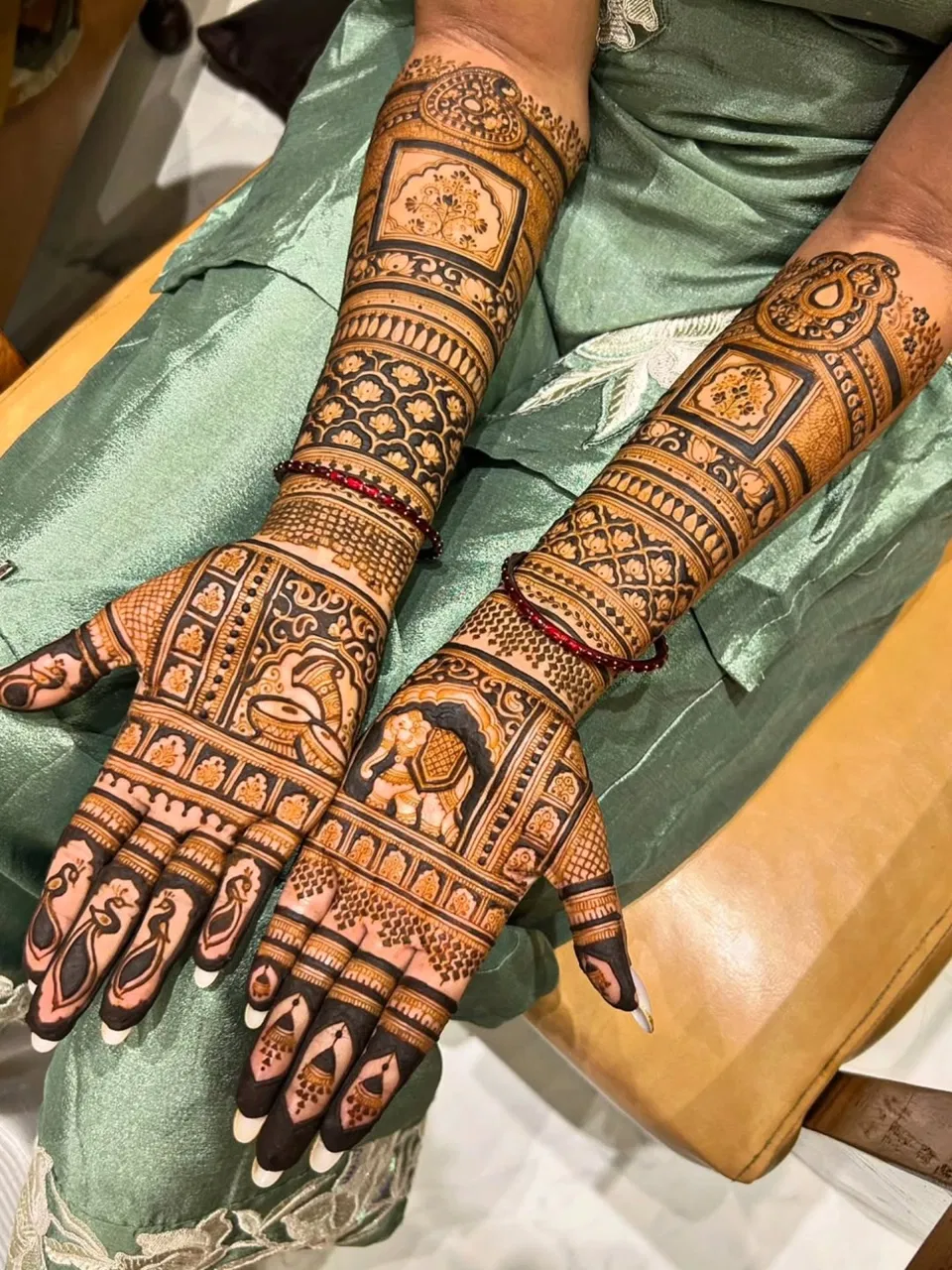 Bridal Front Hand Mehndi Design with Figures (26)