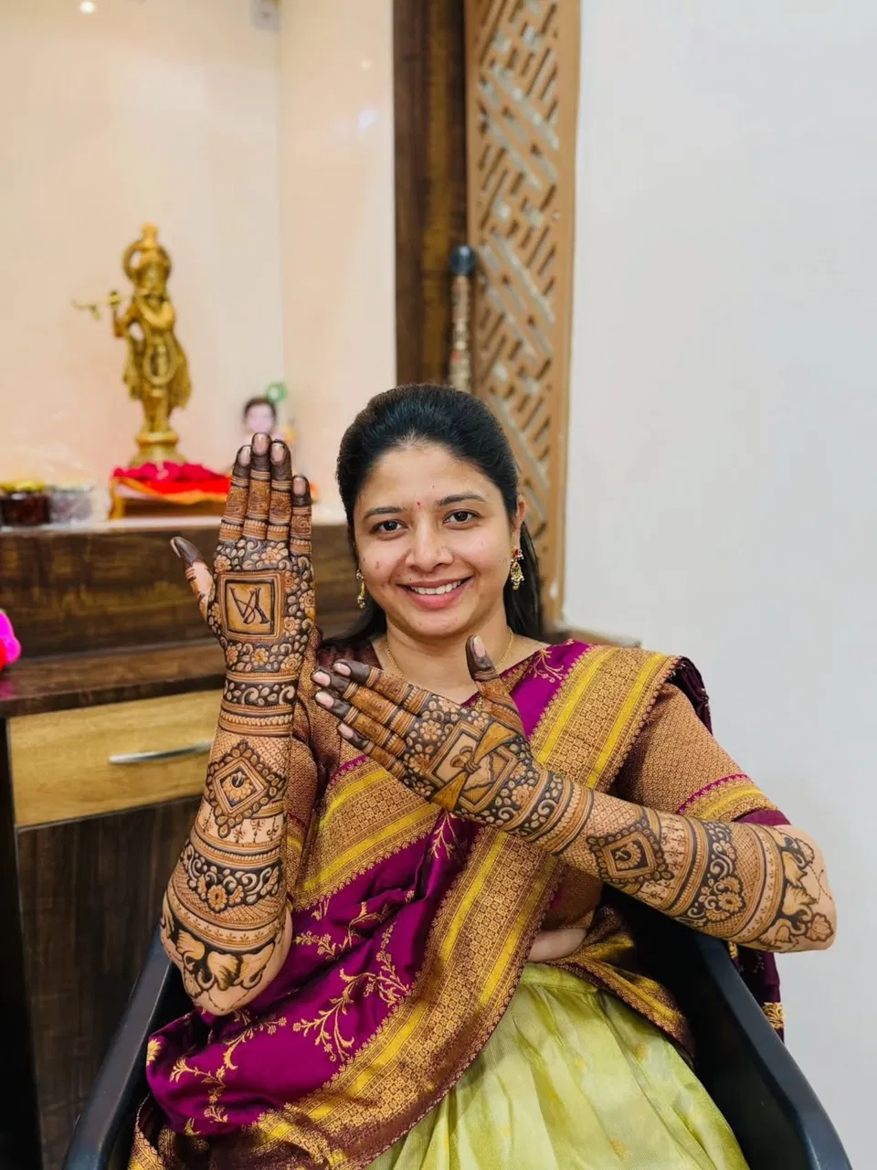 Bridal Back Hand Mehndi Design with Figures (9)