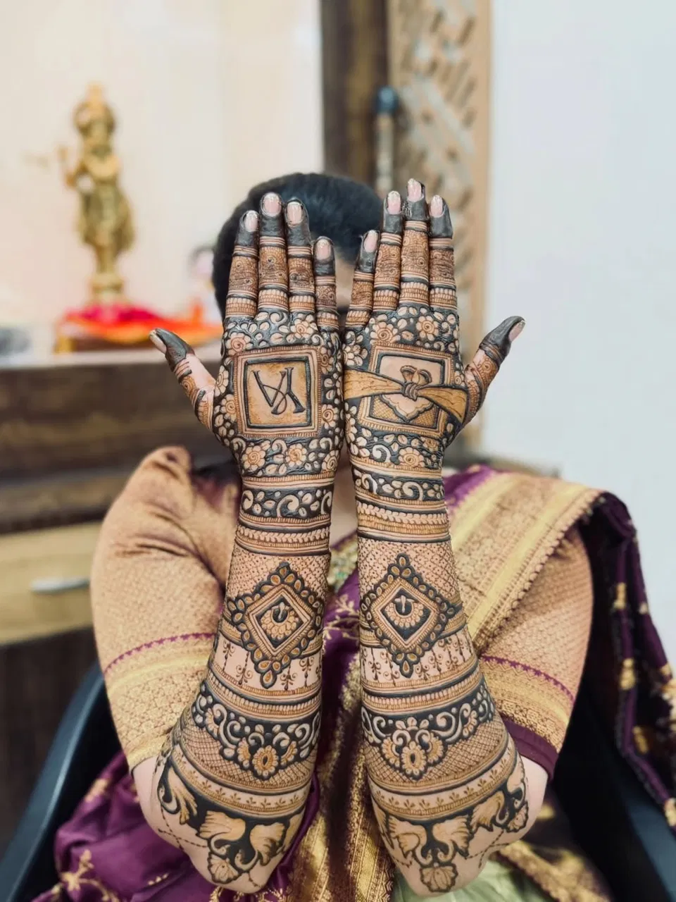 Bridal Back Hand Mehndi Design with Figures (10)