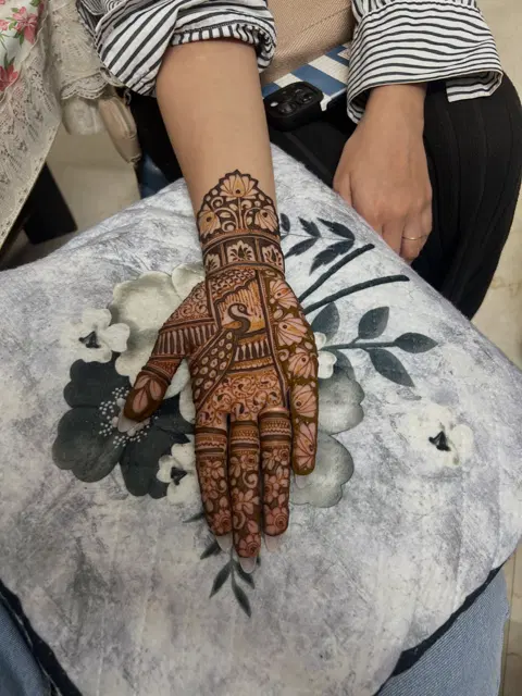 front hand mehndi design