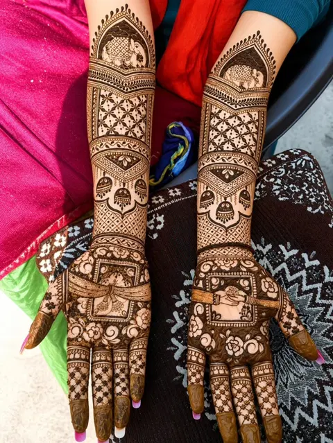 bridal figure back hand mehndi design