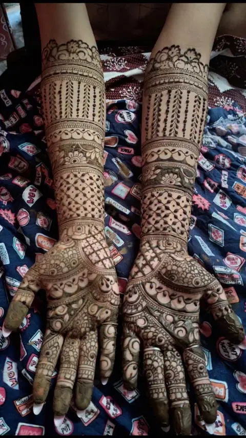 bridal figure back hand mehndi design