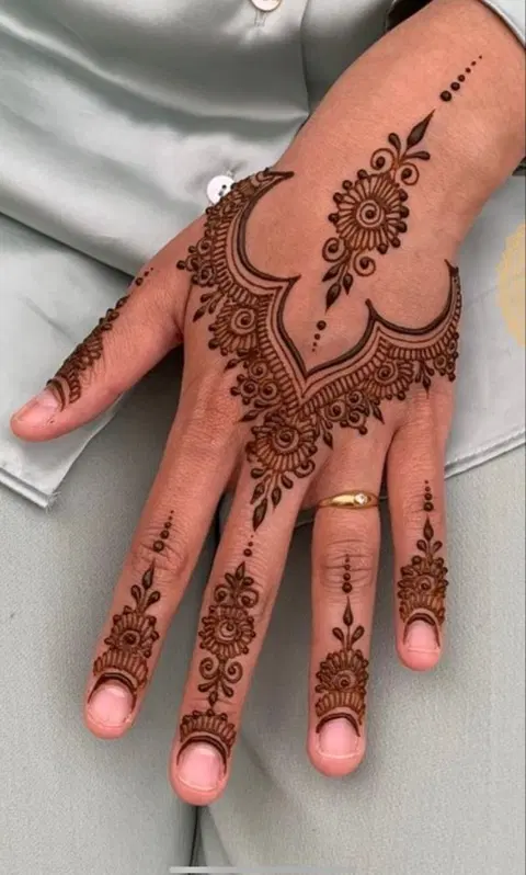 minimal moroccan back hand mehndi design