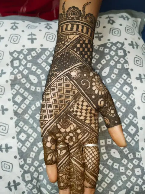 front hand mehndi design