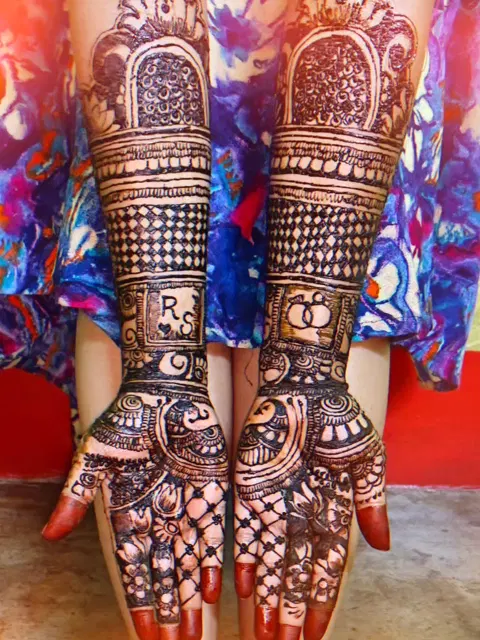 bridal figure back hand mehndi design