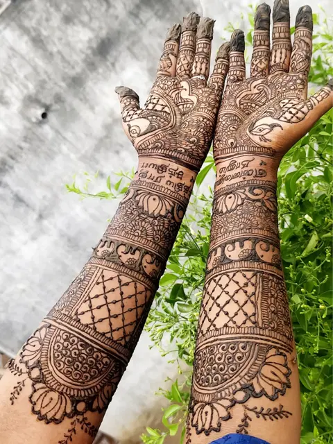 figure front hand mehndi design