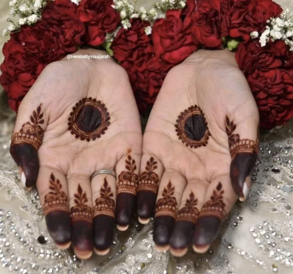 Minimal Pakistani Finger Mehndi Design with Gol Tikki, Flowers and Jaal