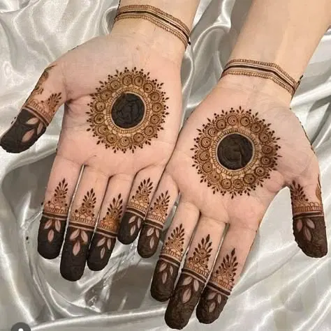 aesthetic indian circle front hand mehndi design
