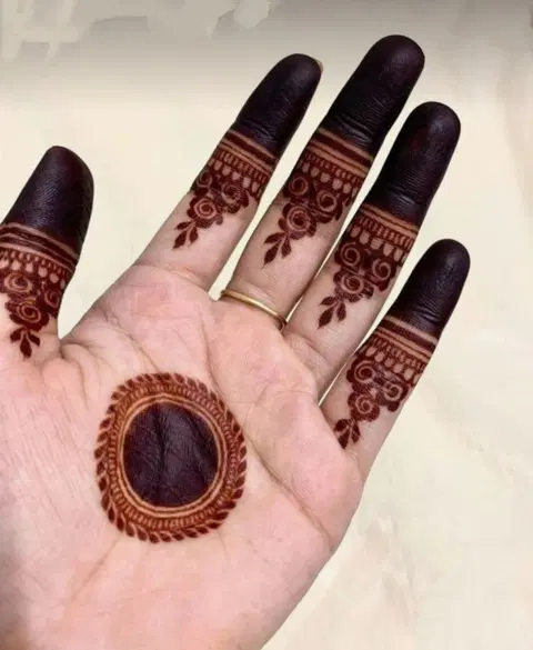 simple circle front hand mehndi design
