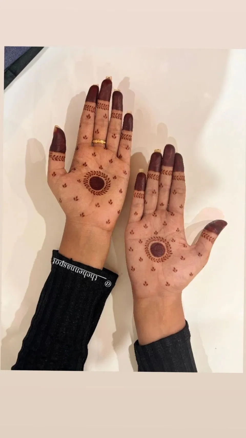 Arabic Minimal Finger Mehndi Design with Gol Tikki and Jaal