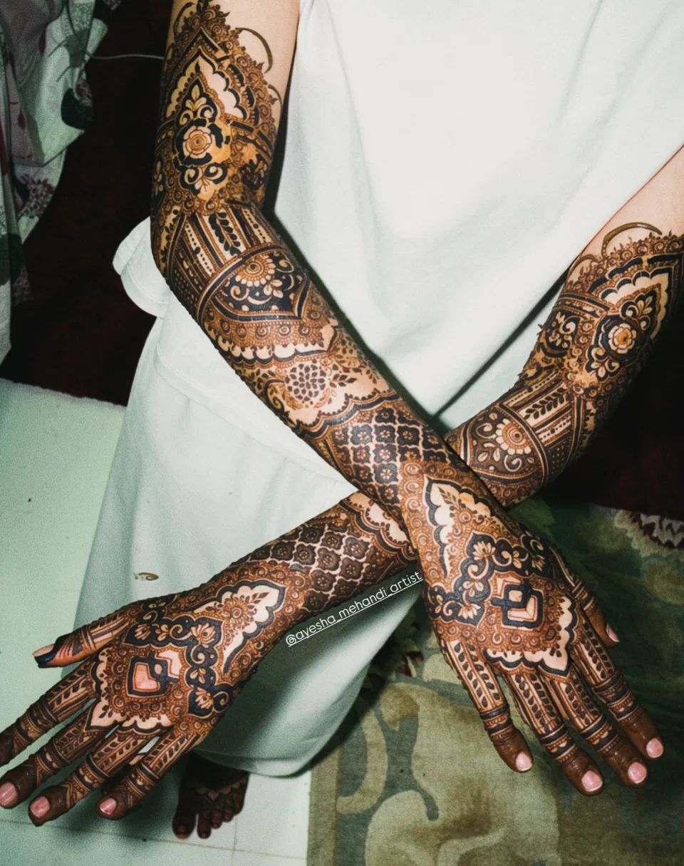Bridal Front Hand Mehndi Design with Figures and Jaal (14)