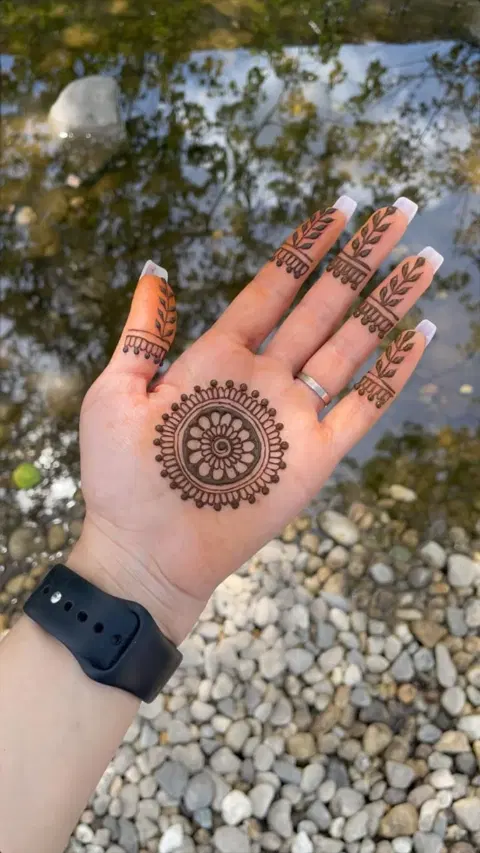 aesthetic arabic circle finger mehndi design