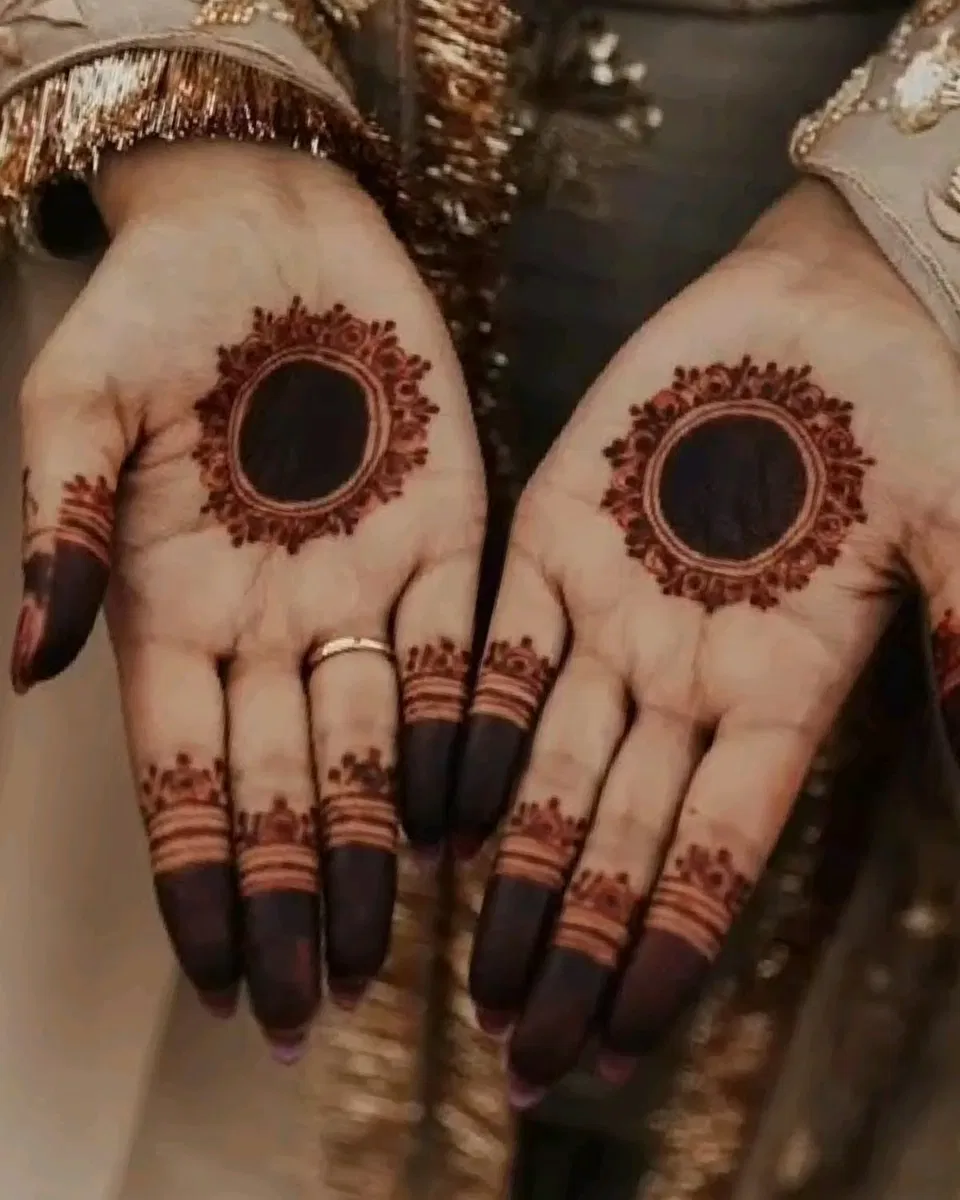 Aesthetic Arabic Finger Mehndi Design with Gol Tikki, Flowers and Jaal