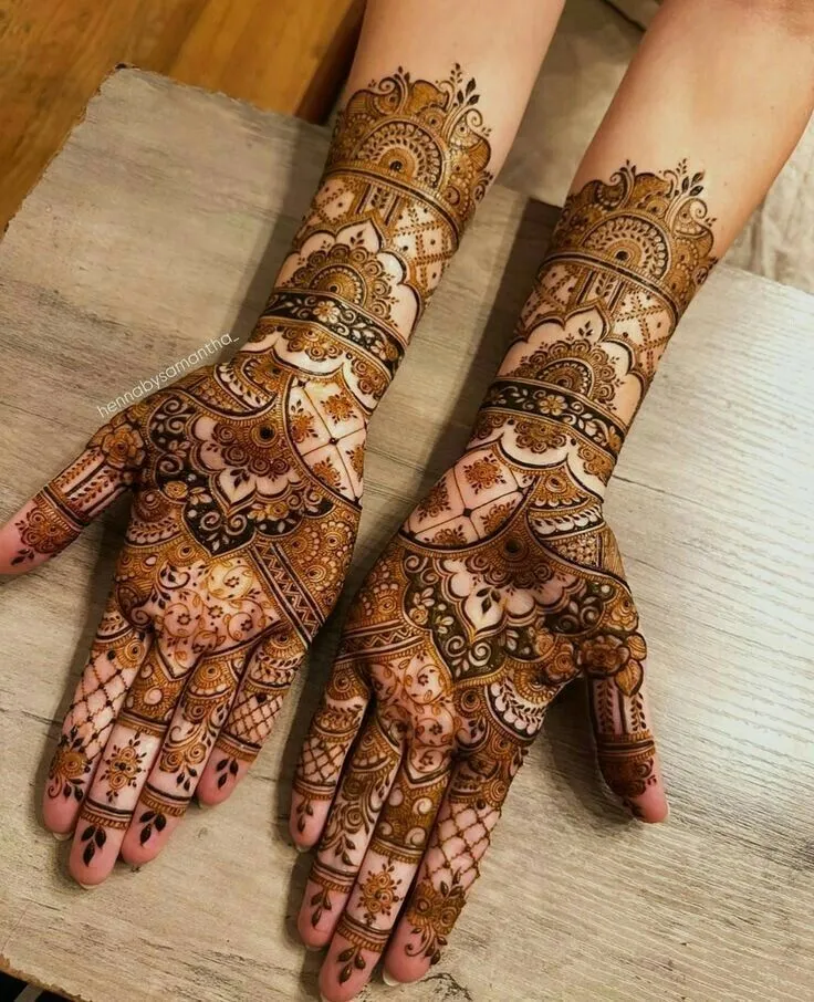 Aesthetic Bridal Front Hand Mehndi Design