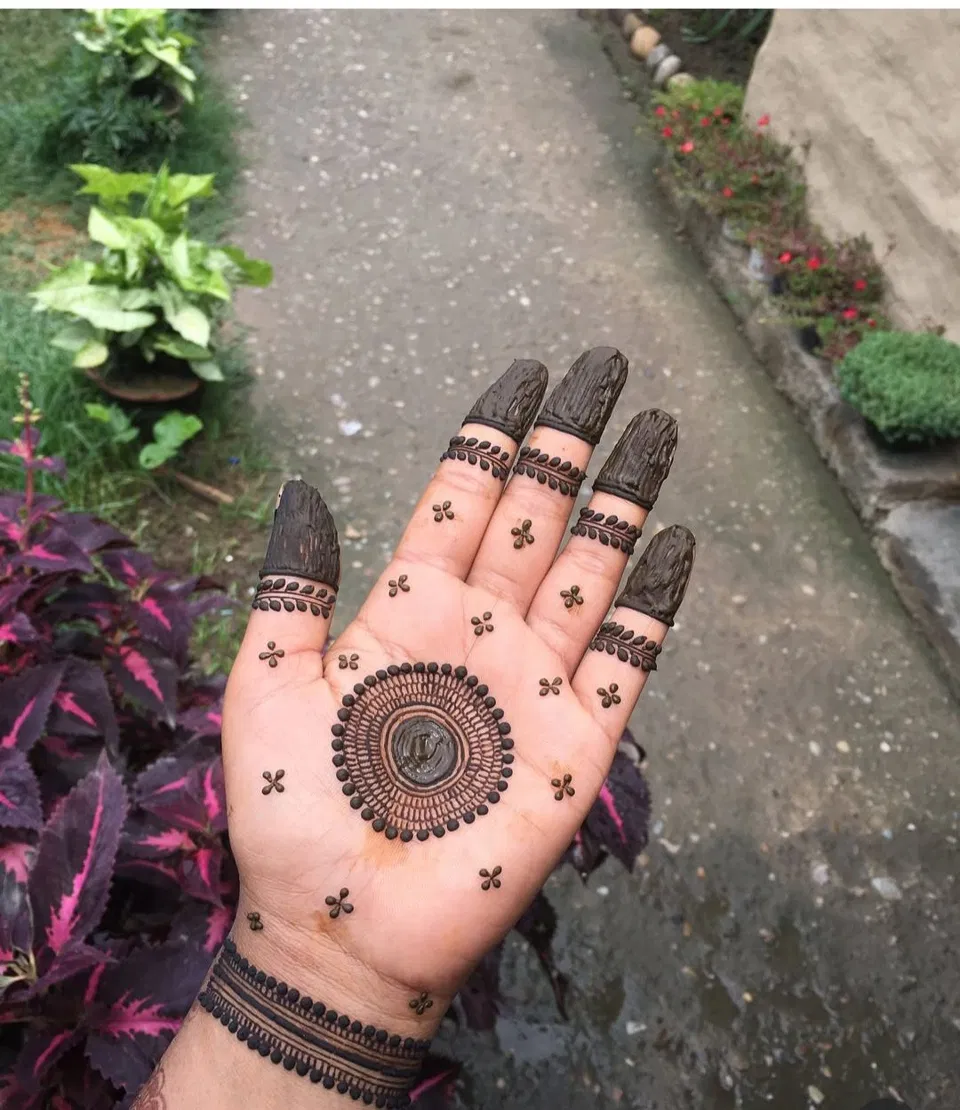 Aesthetic Simple Front Hand Mehndi Design with Gol Tikki and Jaal
