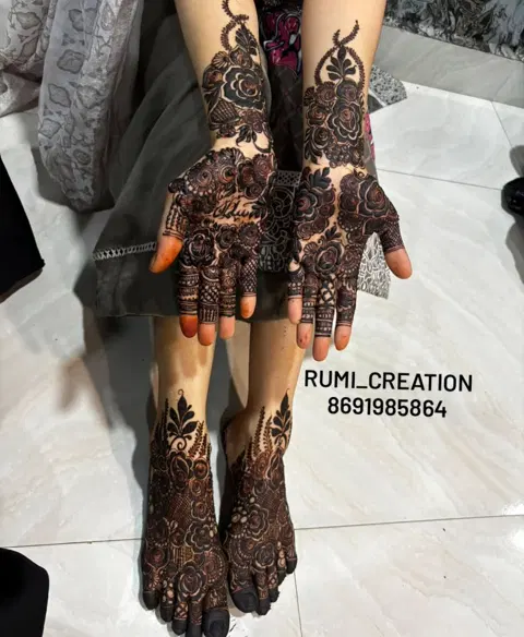 figure front hand mehndi design