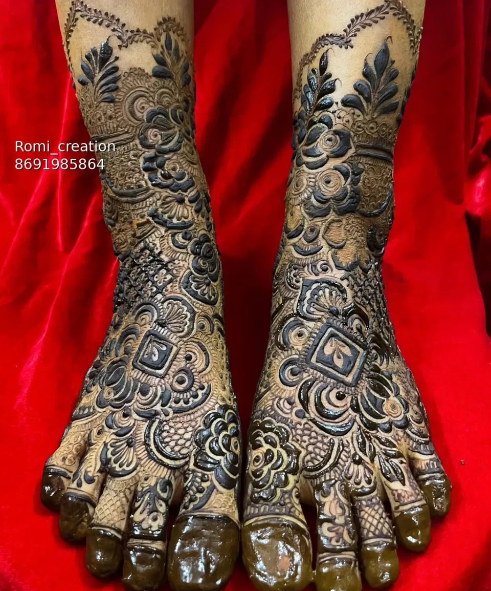 Foot Mehndi Design with Figures