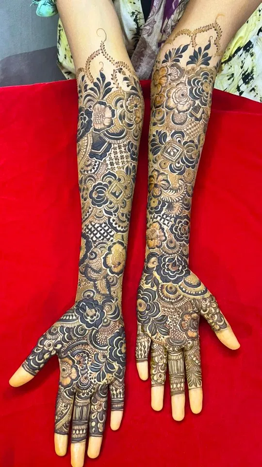 Aesthetic Back Hand Mehndi Design