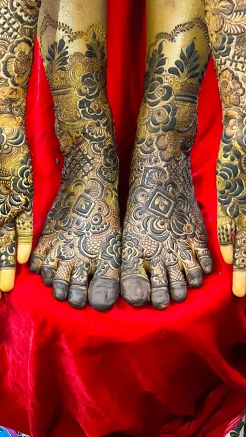 aesthetic bridal figure foot mehndi design