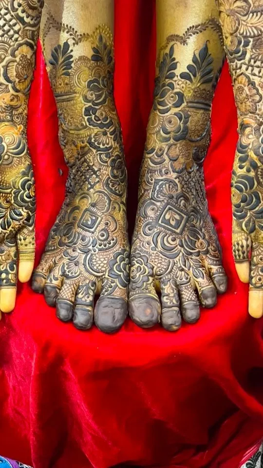 Aesthetic Bridal Foot Mehndi Design with Figures and Hearts