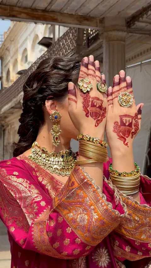figure front hand mehndi design