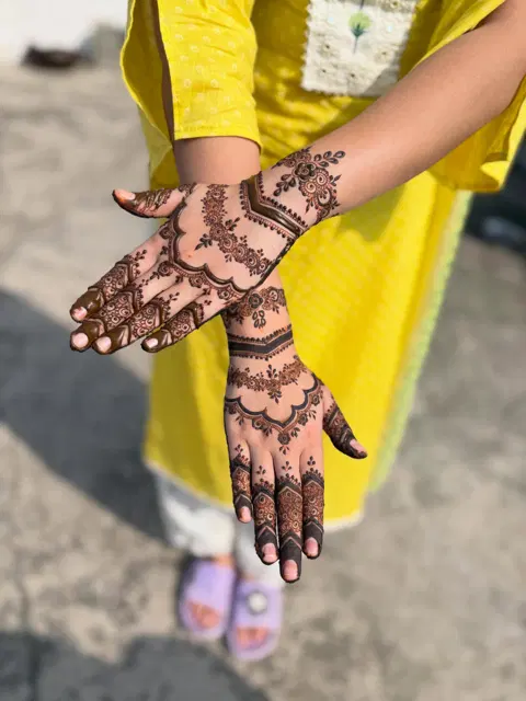back hand mehndi design