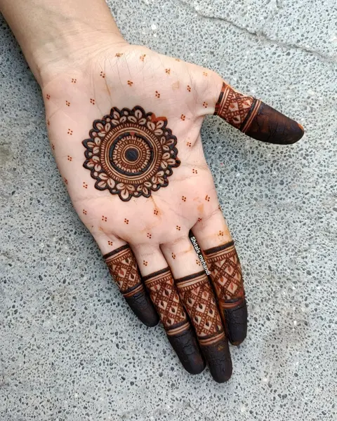 circle back hand mehndi design