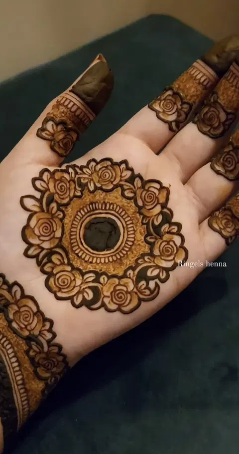 aesthetic arabic circle back hand mehndi design