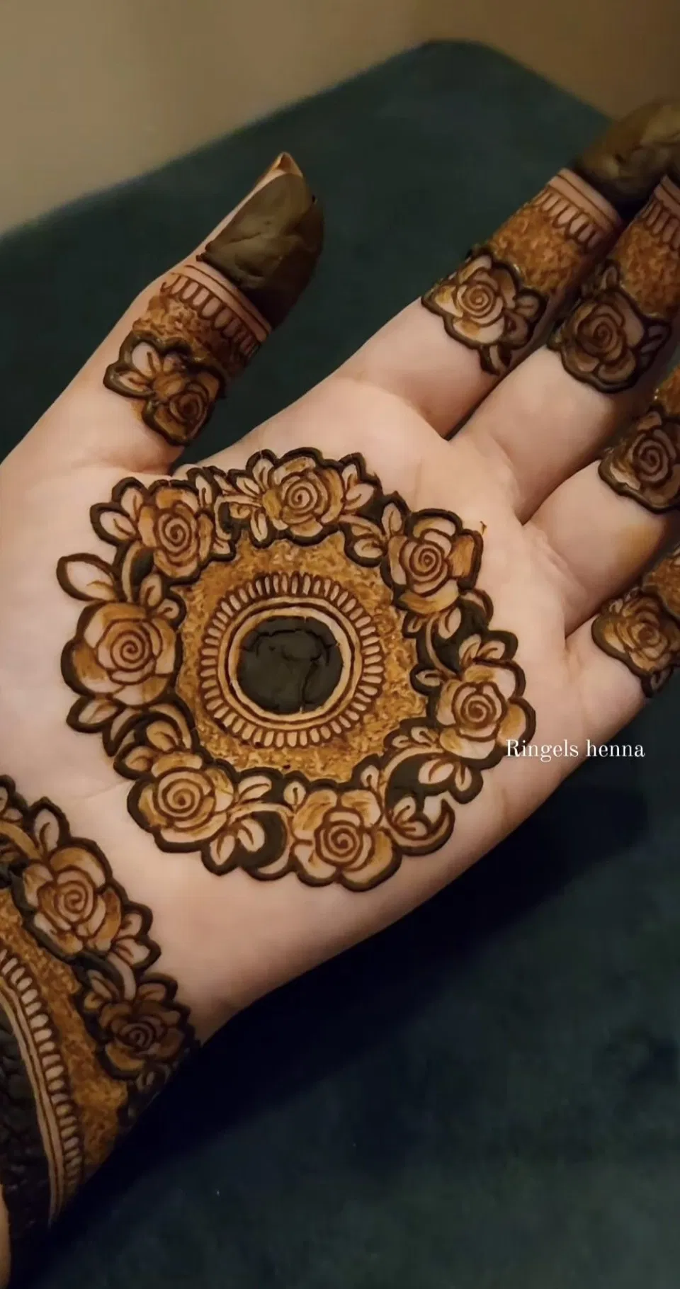 Aesthetic Arabic Back Hand Mehndi Design with Gol Tikki and Flowers (30)
