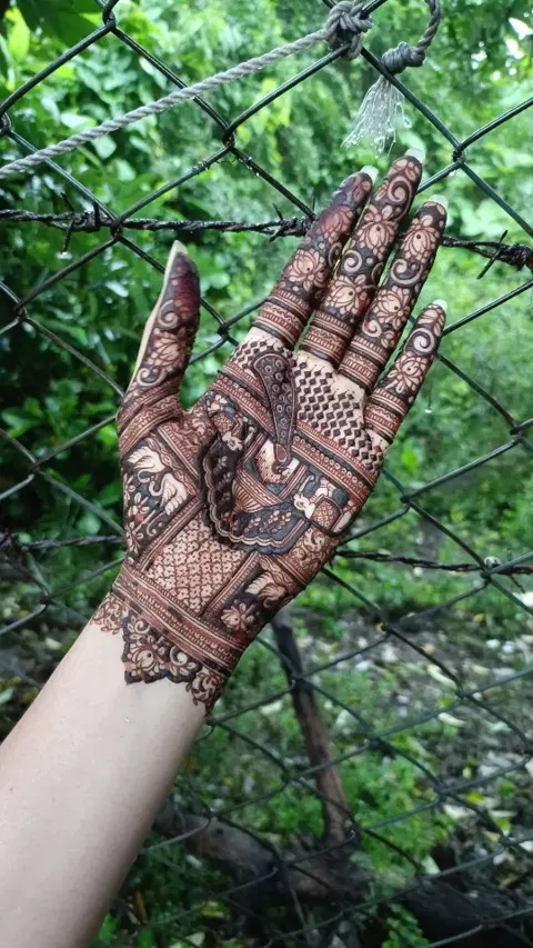 aesthetic figure mehndi design