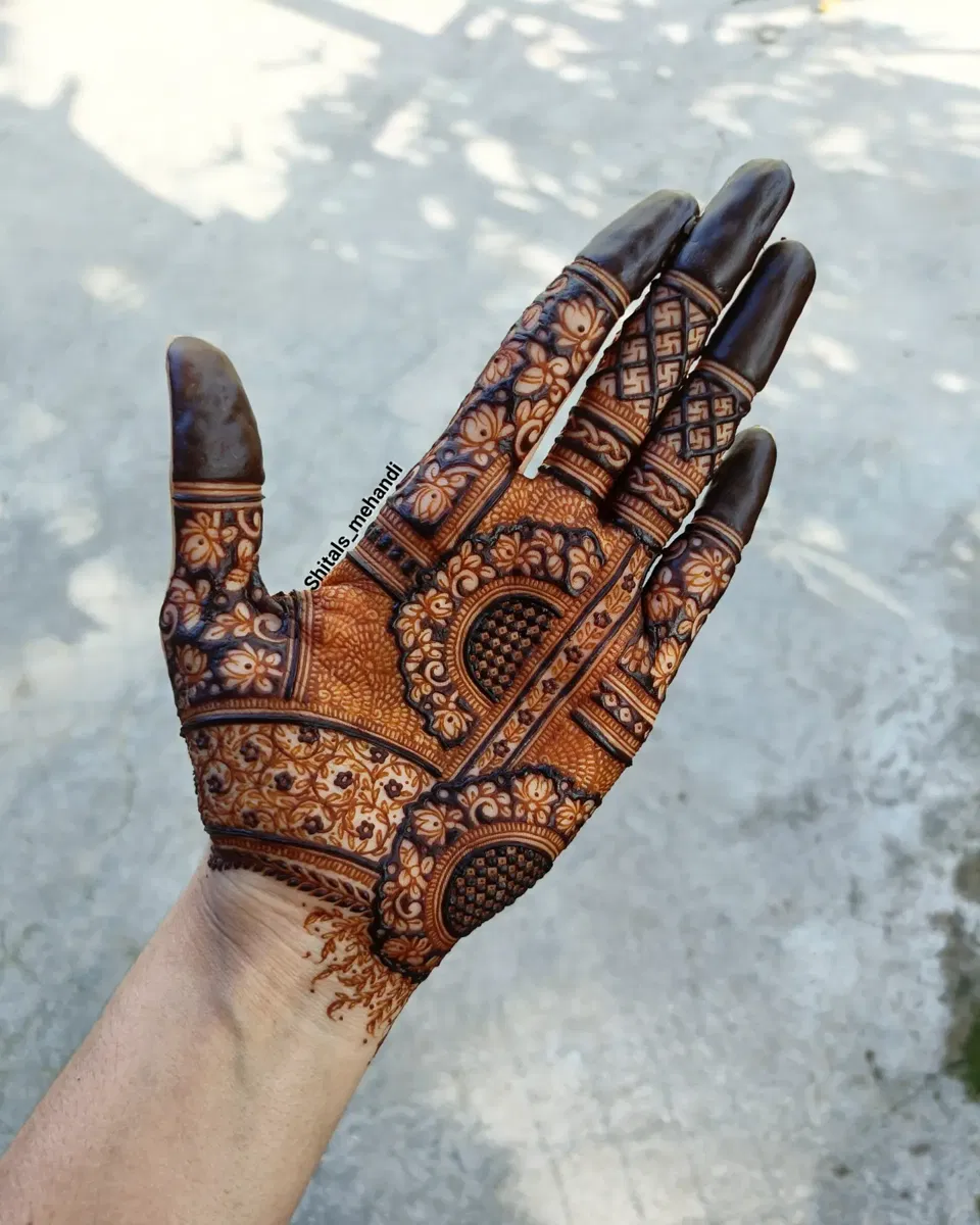 Front Hand Mehndi Design (2)