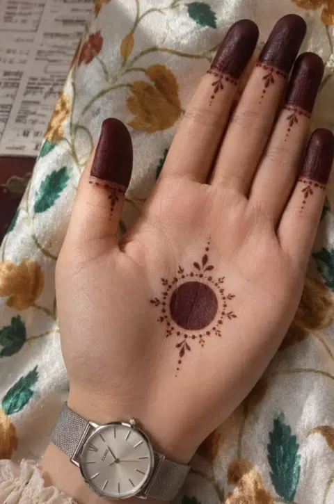 aesthetic minimal circle finger mehndi design