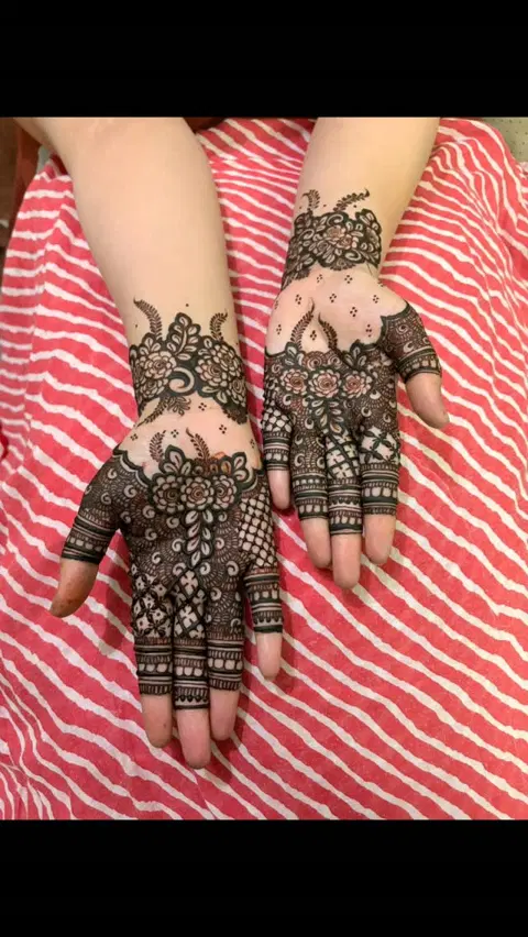 back hand mehndi design