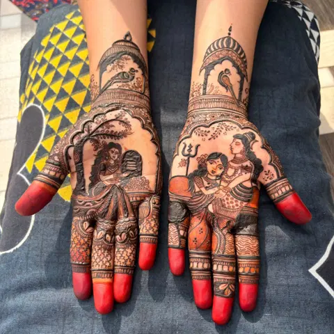 figure full hand mehndi design