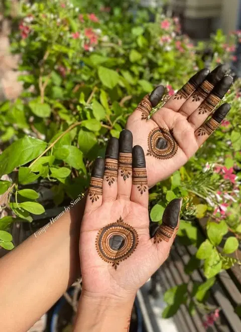 aesthetic minimal circle front hand mehndi design