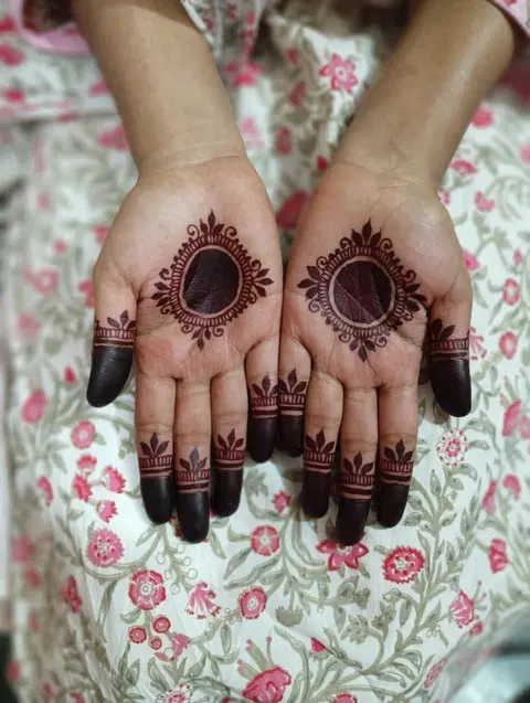 indian simple circle finger mehndi design
