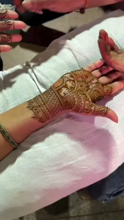 aesthetic mehndi design