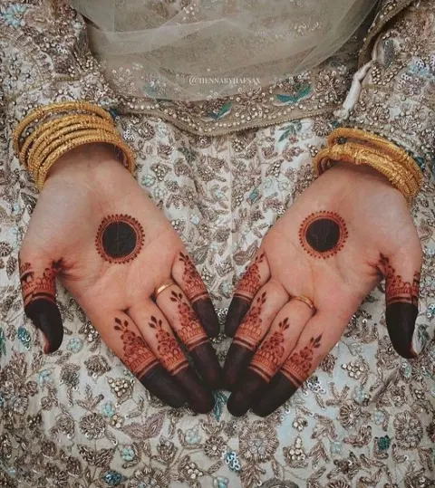 aesthetic indian circle finger mehndi design