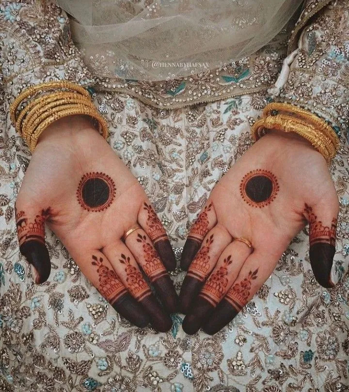 Aesthetic Indian Finger Mehndi Design with Gol Tikki and Jaal