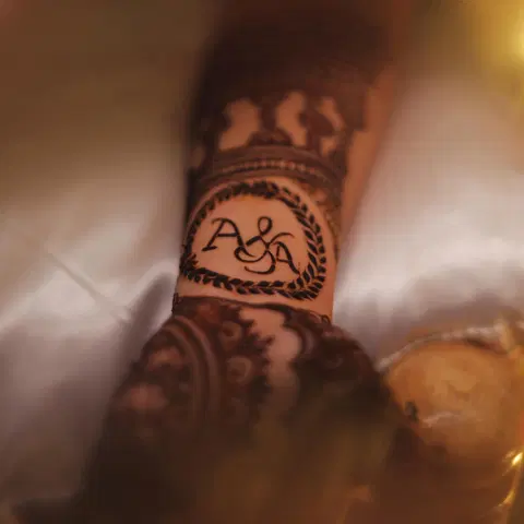 figure back hand mehndi design