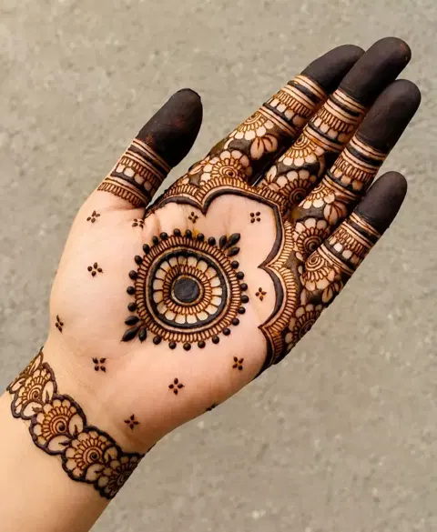 aesthetic arabic circle finger mehndi design