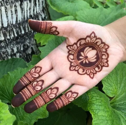 bridal minimal circle finger mehndi design