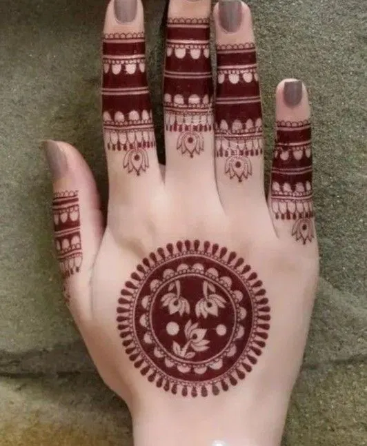 Aesthetic Simple Finger Mehndi Design with Gol Tikki and Jaal