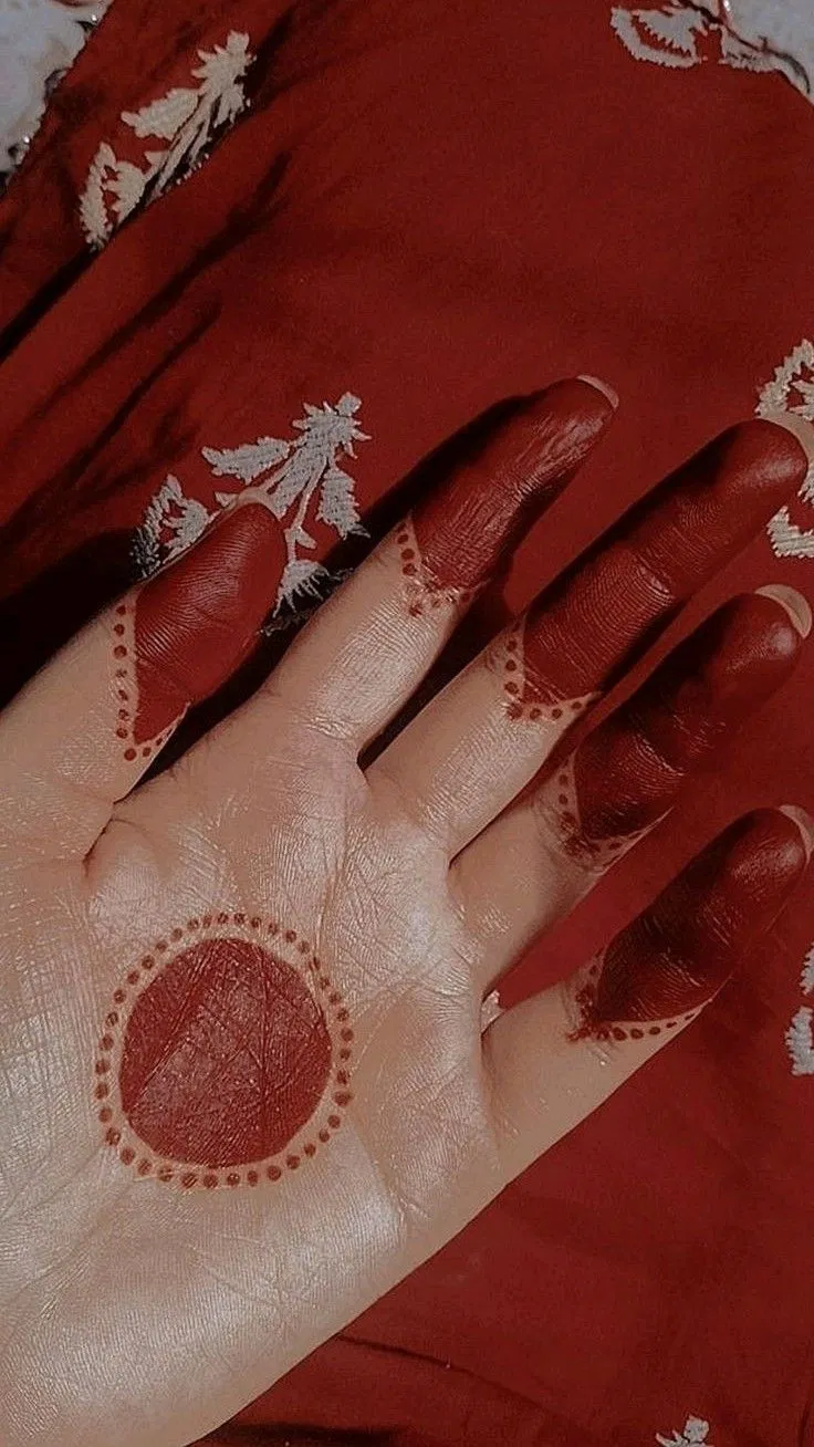 Aesthetic Simple Finger Mehndi Design with Gol Tikki for Sawan