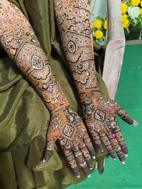 figure front hand mehndi design