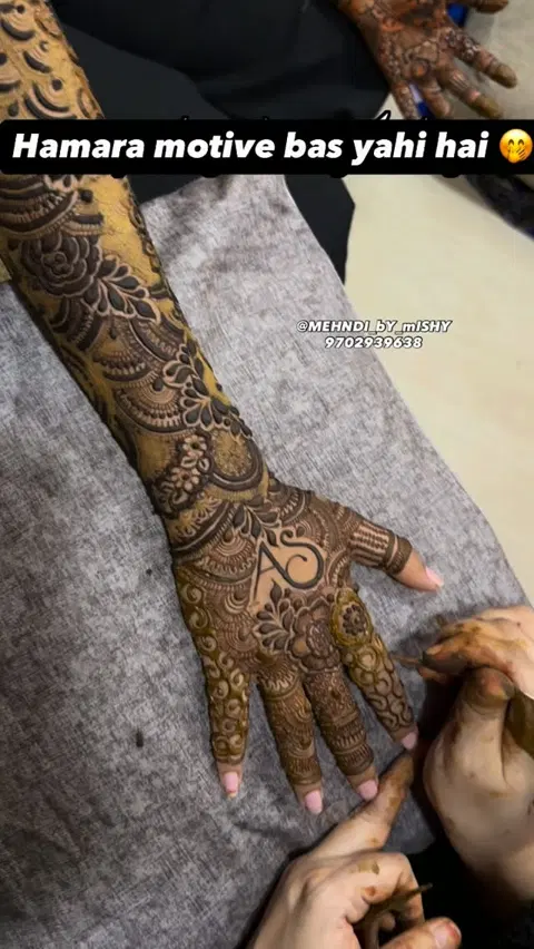 front hand mehndi design
