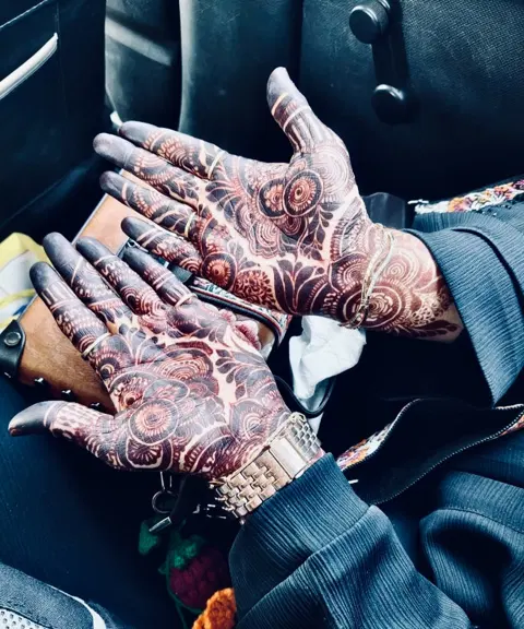 simple front hand mehndi design