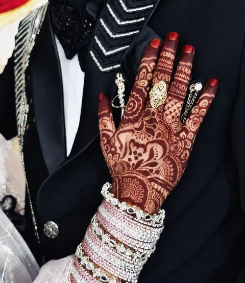 front hand mehndi design