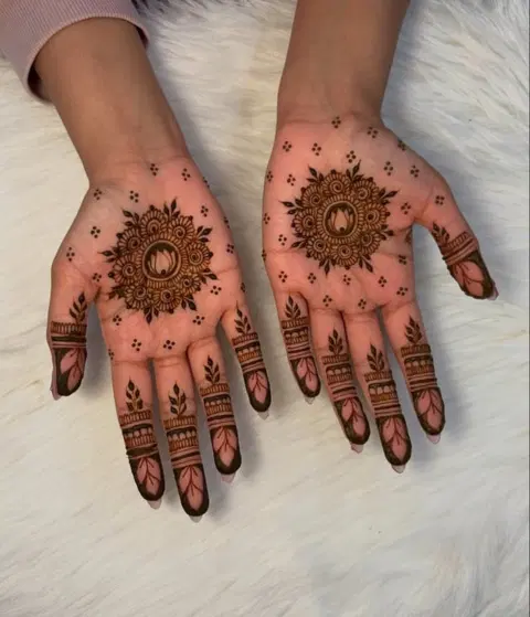 simple circle front hand mehndi design