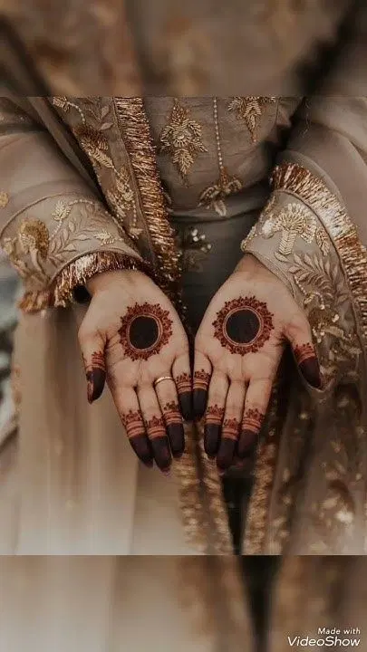 aesthetic indian circle finger mehndi design